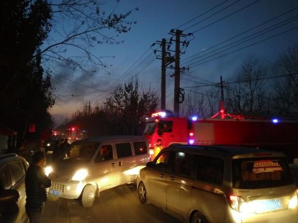 西安一保温材料厂起开云体育 开云平台火 现场连续传出十几声爆炸声(图1)