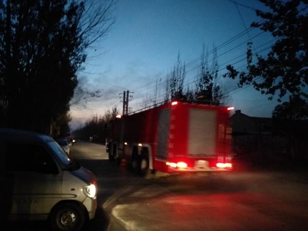 西安一保温材料厂起开云体育 开云平台火 现场连续传出十几声爆炸声(图2)