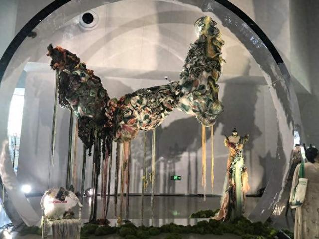 废弃材料变身不锈钢纤维画透明塑料成“彩虹树”……这个生态环保艺术节展现变废为宝的神奇开云 开云体育平台(图1)